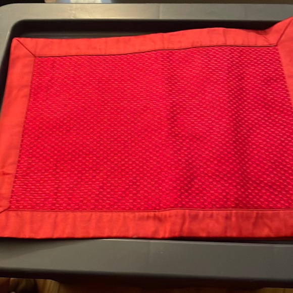 Set of 4 Placemats. Unbranded. 17.5 x 13. Waffle like texture. DEEP RED. Nice! - Picture 3 of 7